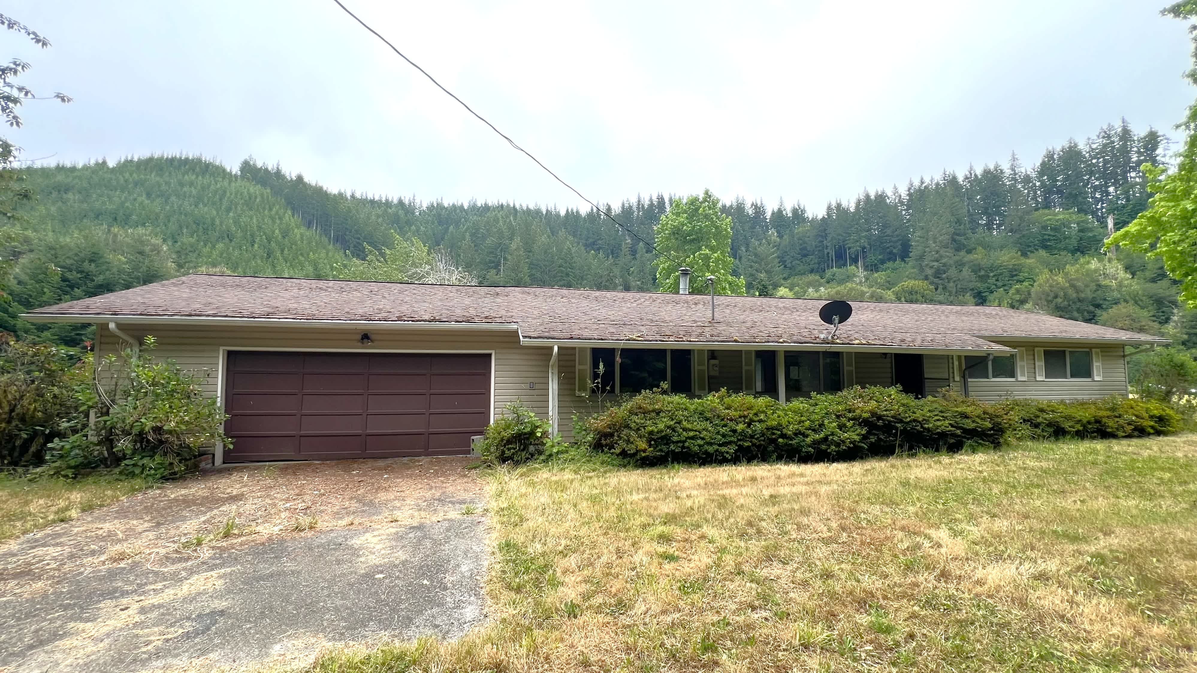 Single Family Home 3BR 1.1BA - 10082 Lone Pine Ln, Myrtle Point, OR