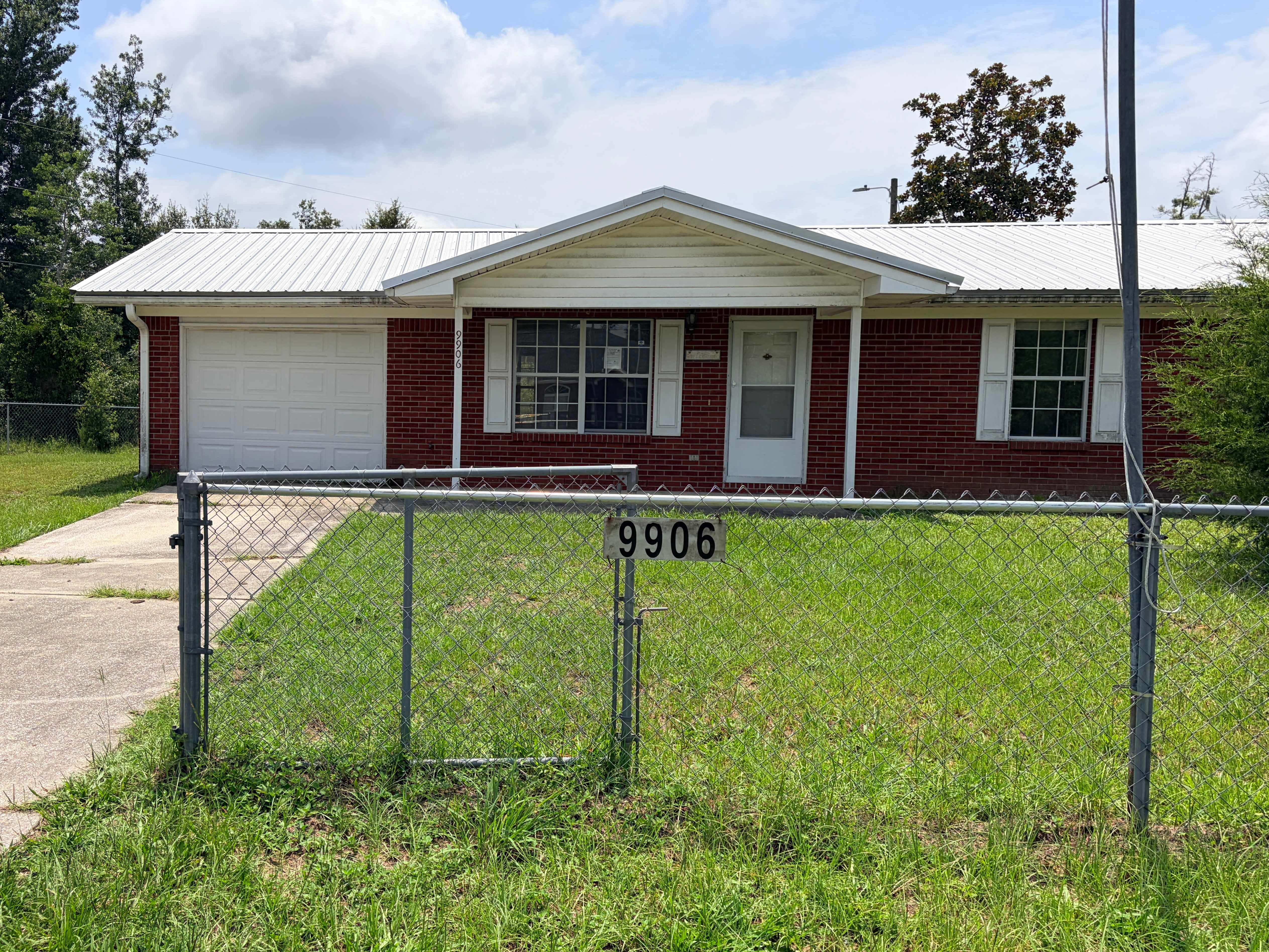 Single Family Home 3BR 1BA - 9906 Indian Bluff Rd, Youngstown, FL