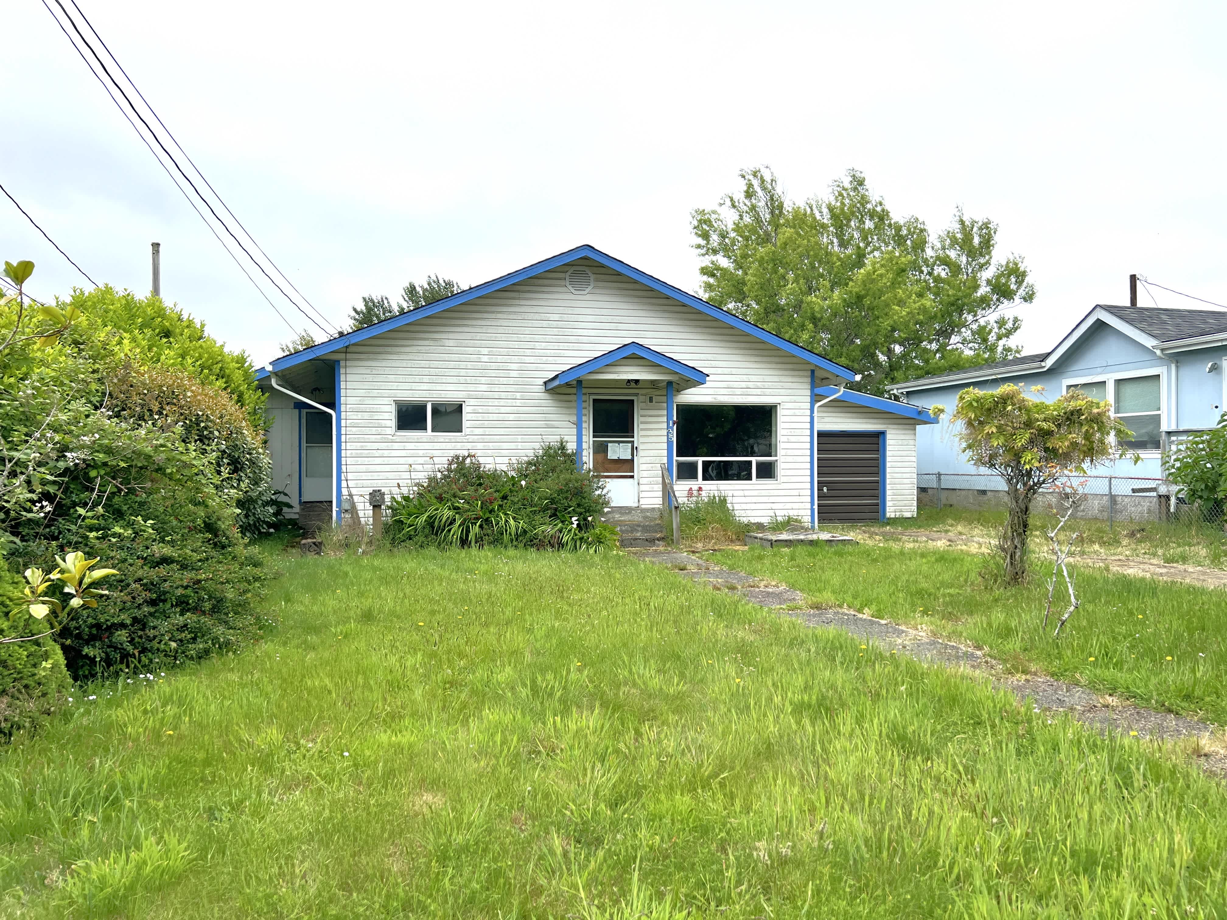 Single Family Home 2BR 1BA - 135 S 11th St, Lakeside, OR