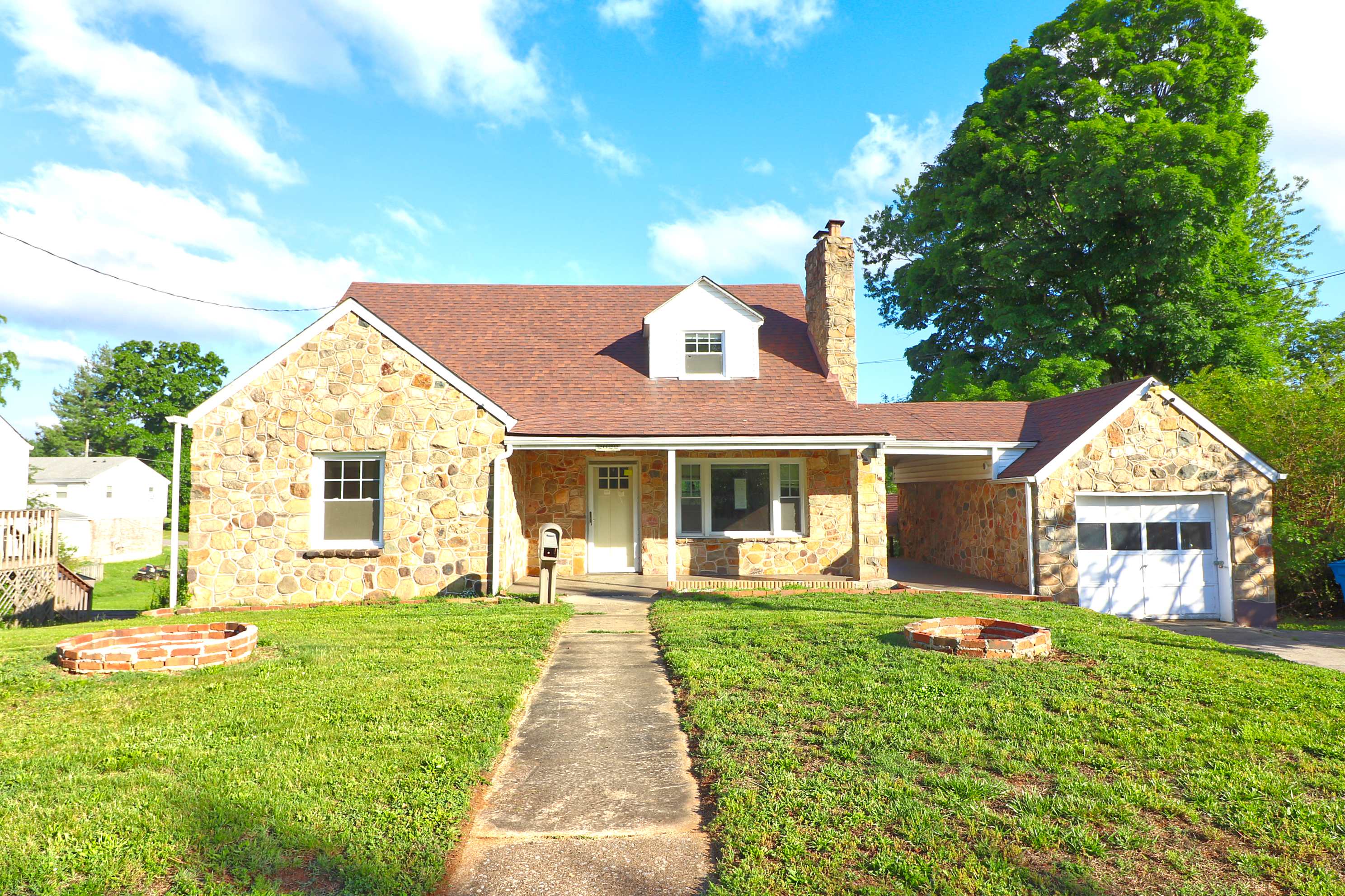 Single Family Home 5BR 2BA - 2622 Cedarhurst Ave NW, Roanoke, VA