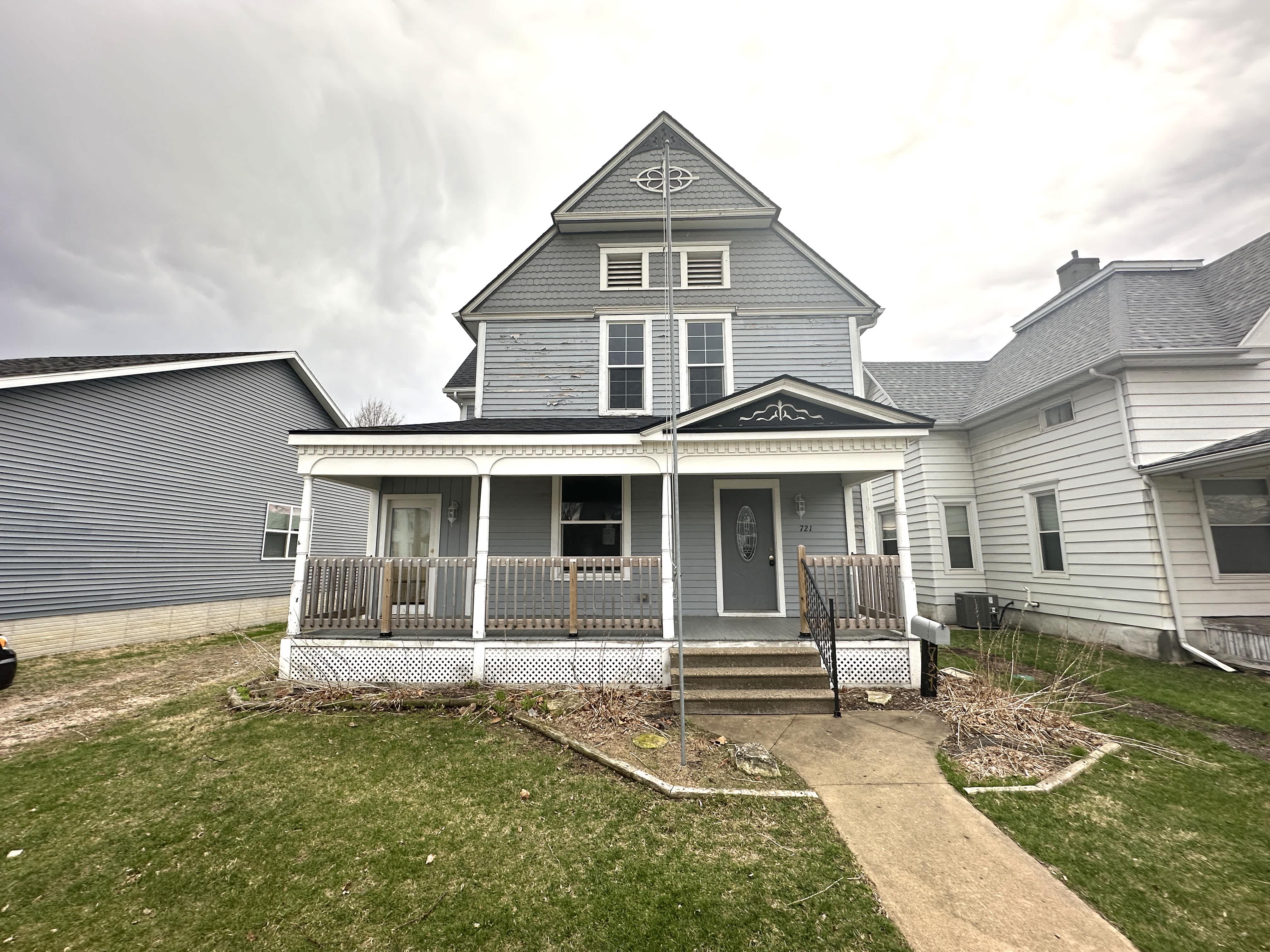 Single Family Home 4BR 1.1BA — 721 F Ave NW, Cedar Rapids, IA