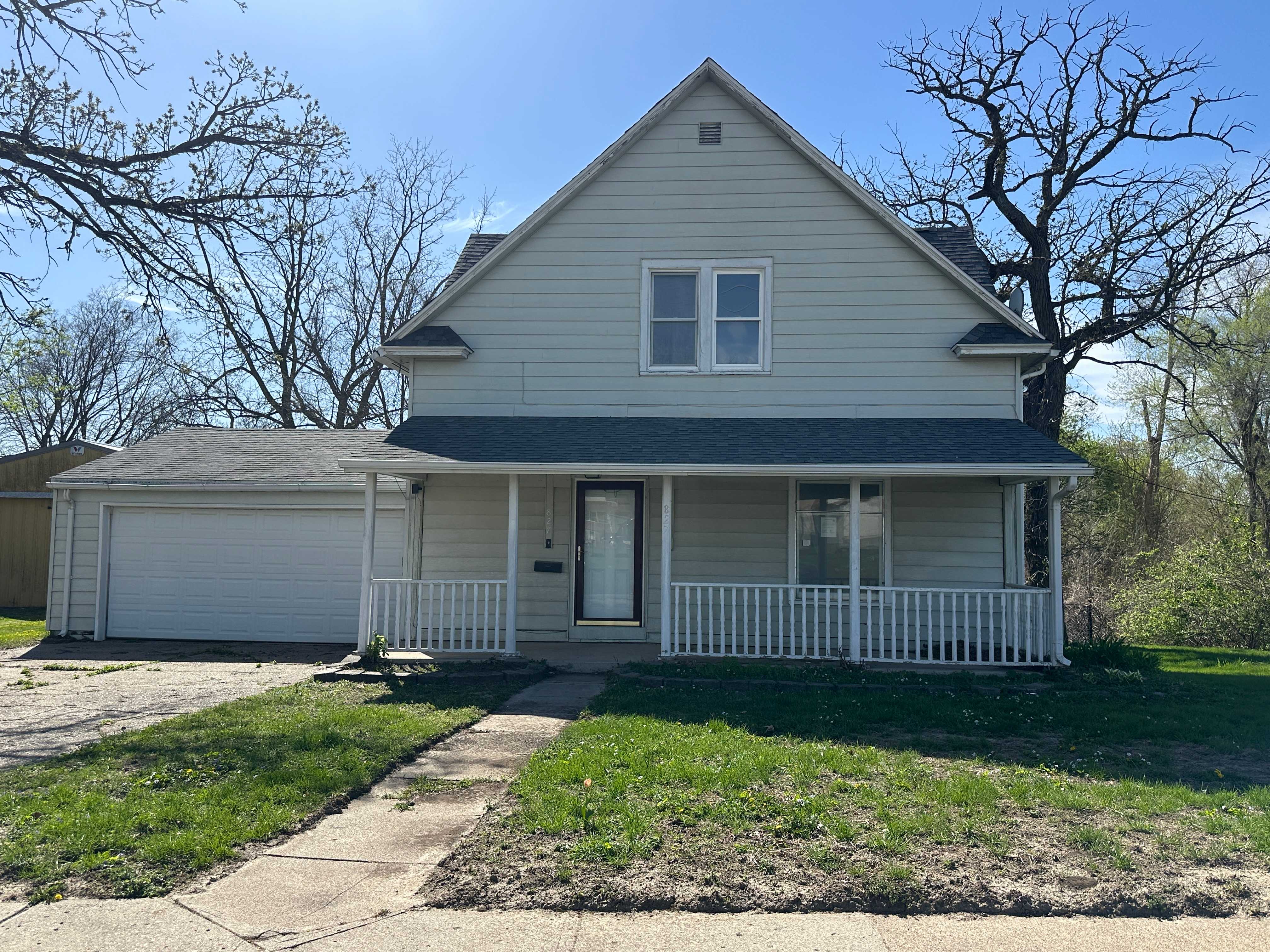 Single Family Home 3BR 2BA — 827 1st St N, Newton, IA