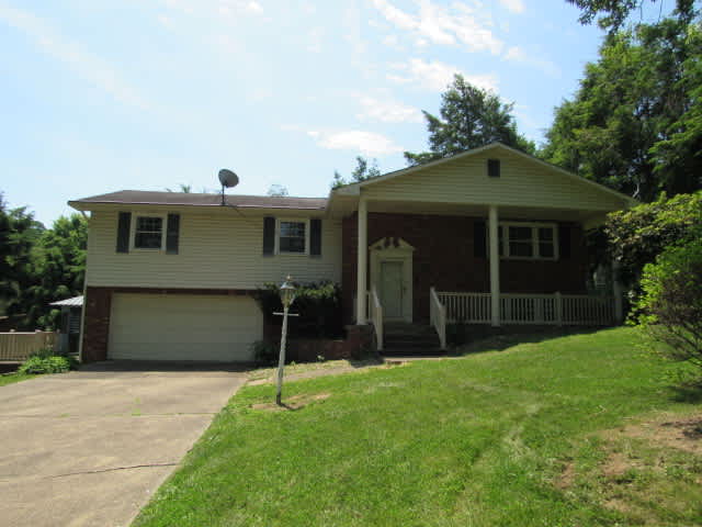 Photograph of 410 Crestridge Dr, Greensburg, PA 15601