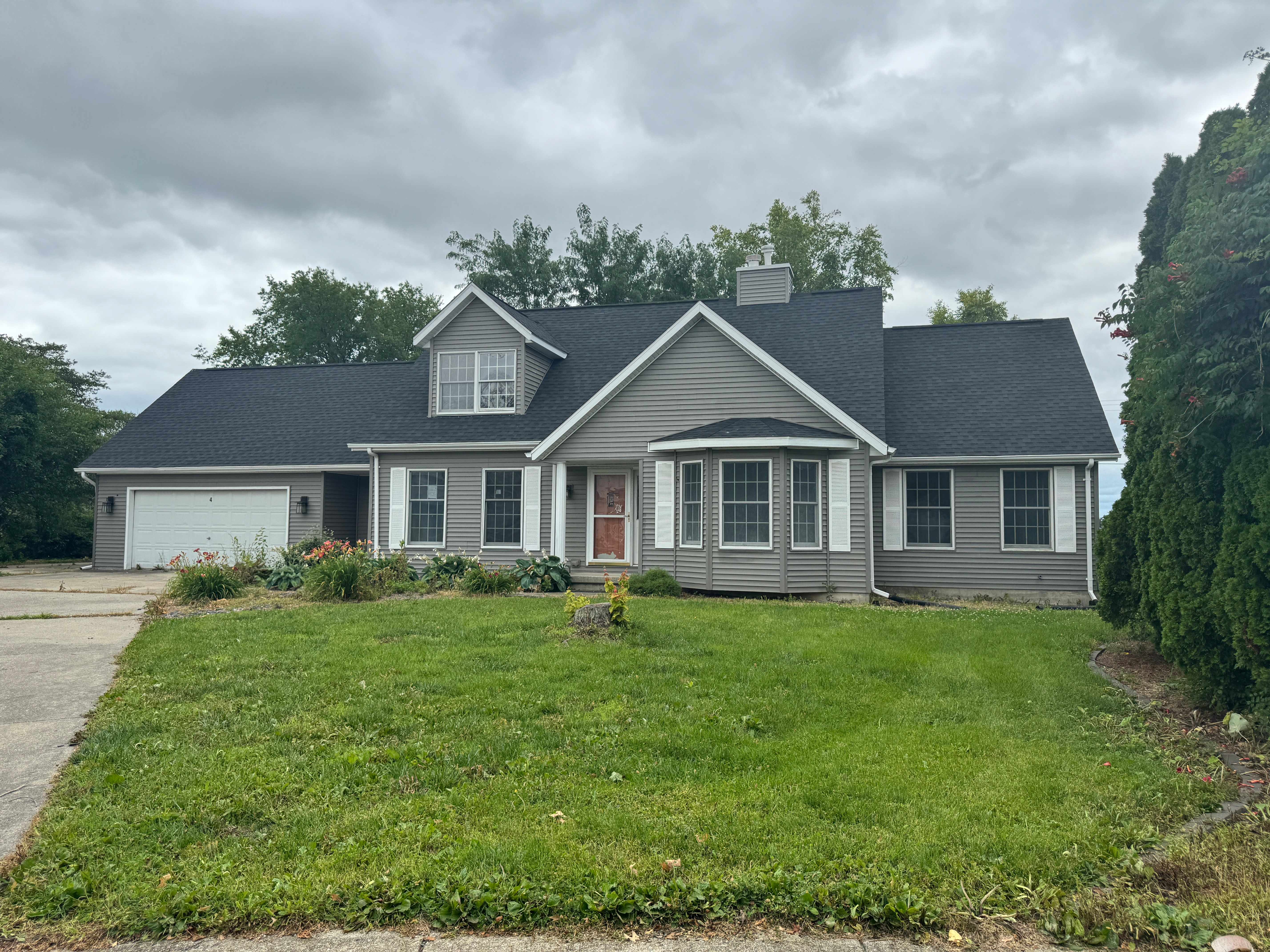 Single Family Home 4BR 2.1BA - 4 Charleston Ct, Chatham, IL