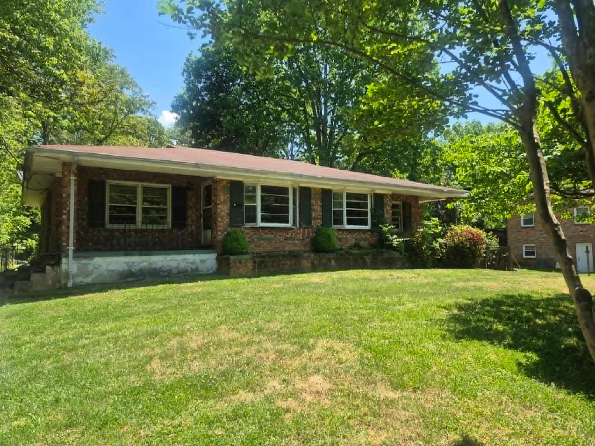 Photograph of 1004 Aka 1006 Lakeview Dr, Lynchburg, VA 24502