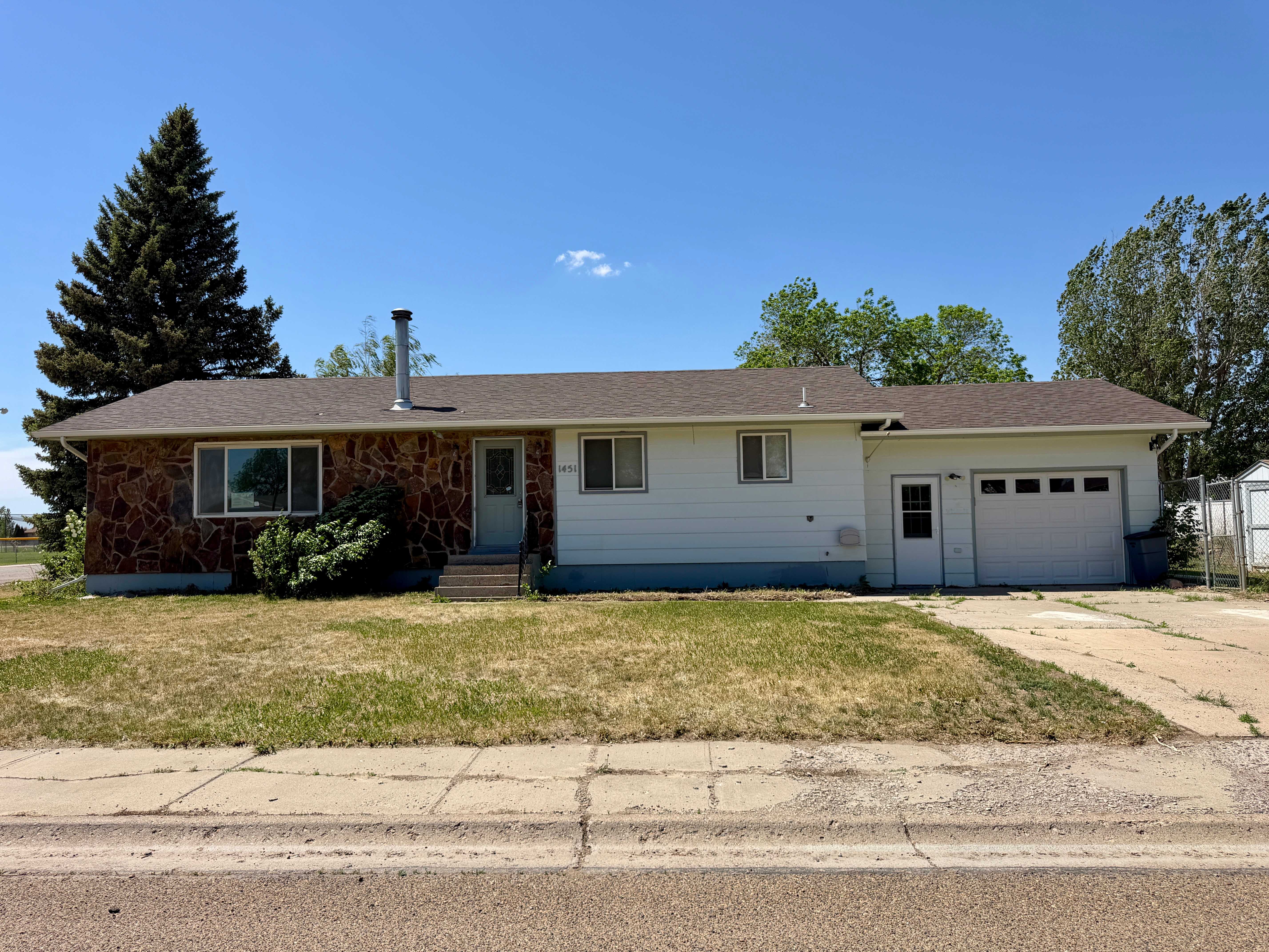 Single Family Home 3BR 1.1BA - 1451 11th Ave SW, Sidney, MT