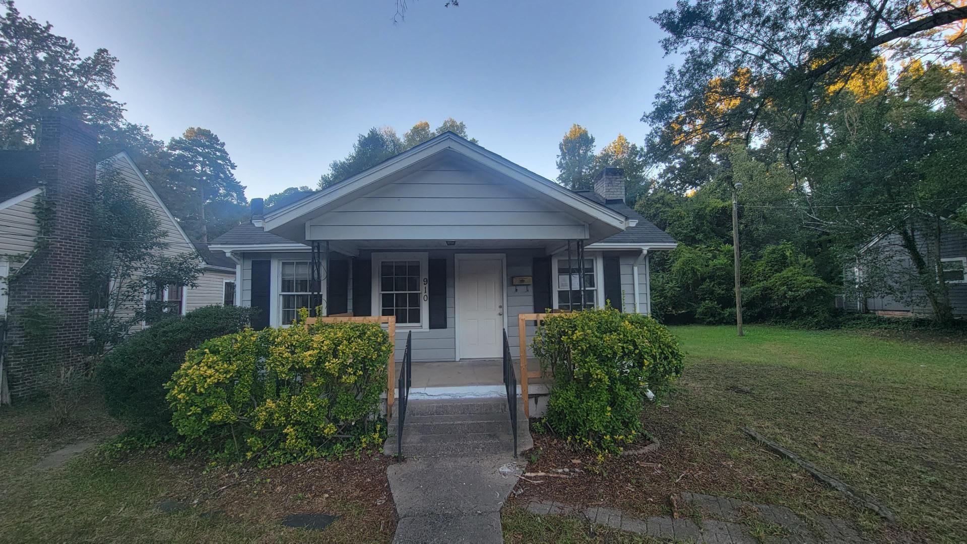 910 W Mauney Ave