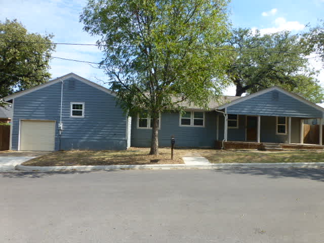 Single Family Home 5BR 3BA — 314 N Dubellette St, Weatherford, TX
