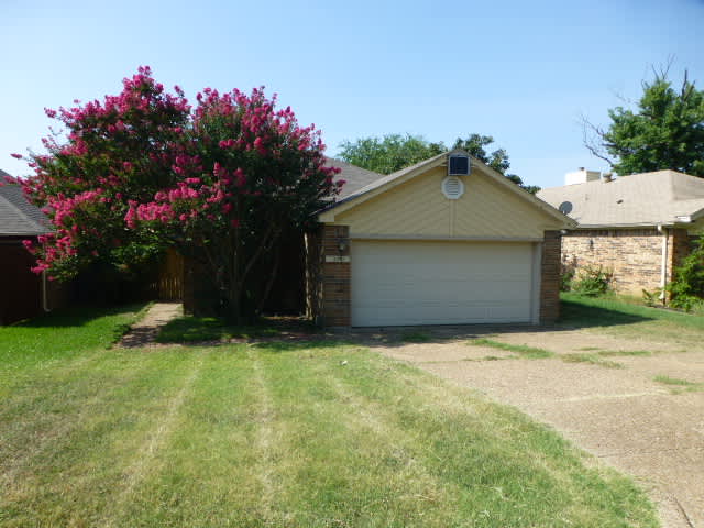 Single Family Home 2BR 2BA - 10711 Tall Oak Dr, Fort Worth, TX