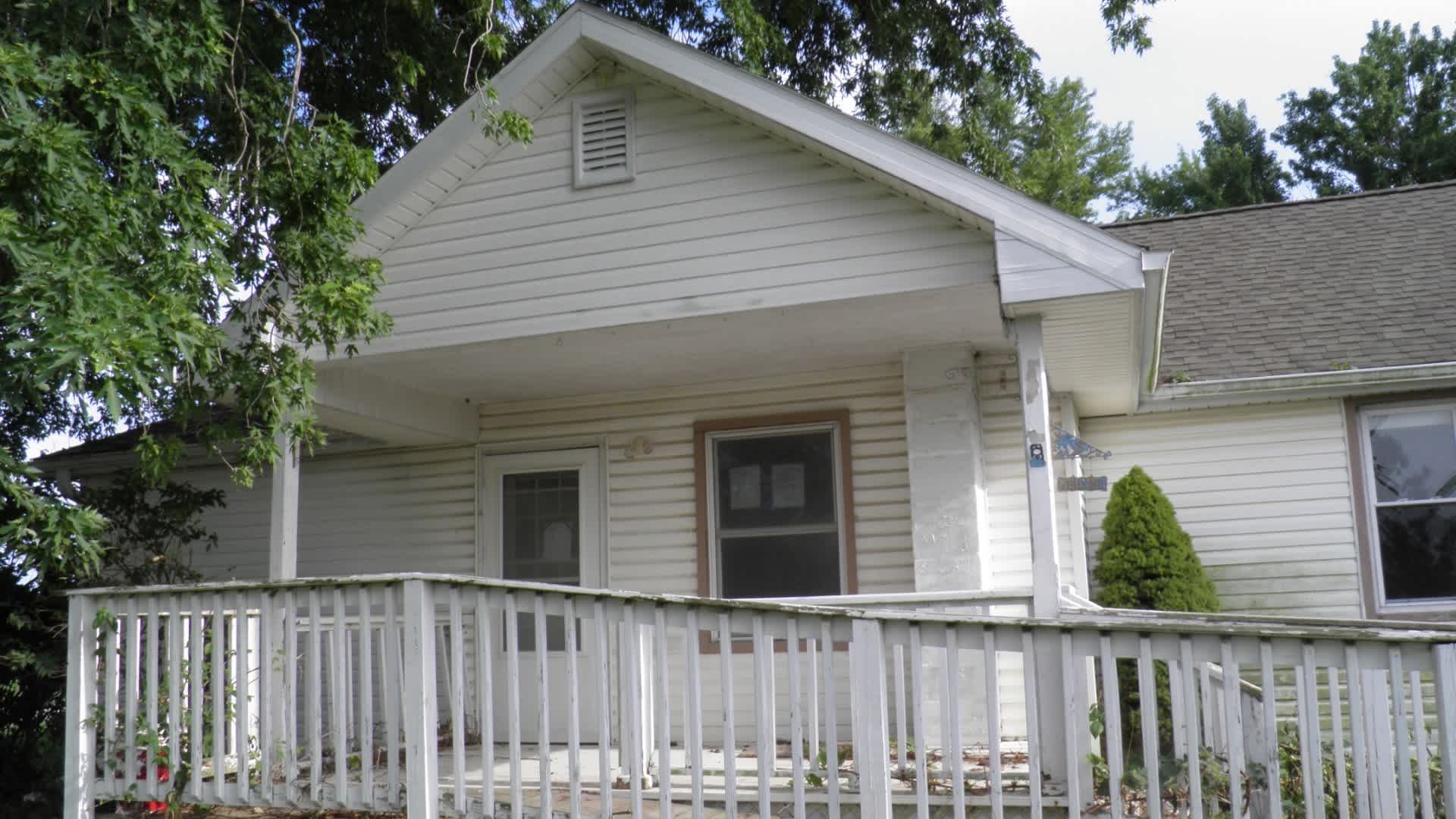 Single Family Home 3BR 2BA - 2399 105th Ave, Aledo, IL