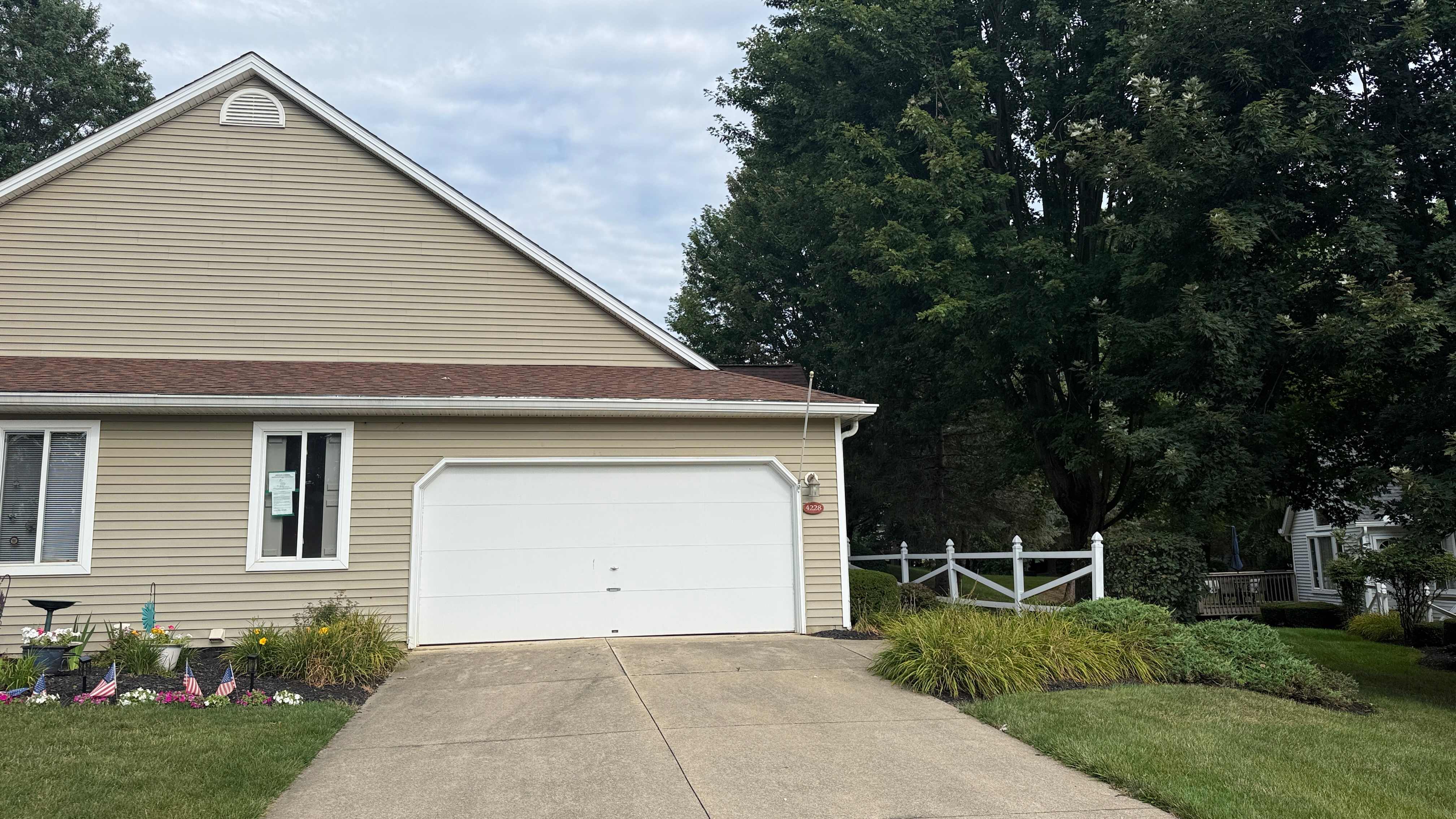 Single Family Home 2BR 2BA - 4228 Castle Rdg, Copley, OH