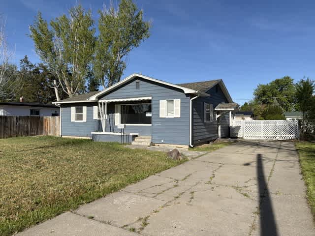 Single Family Home 3BR 1BA - 860 N 9th E, Mountain Home, ID