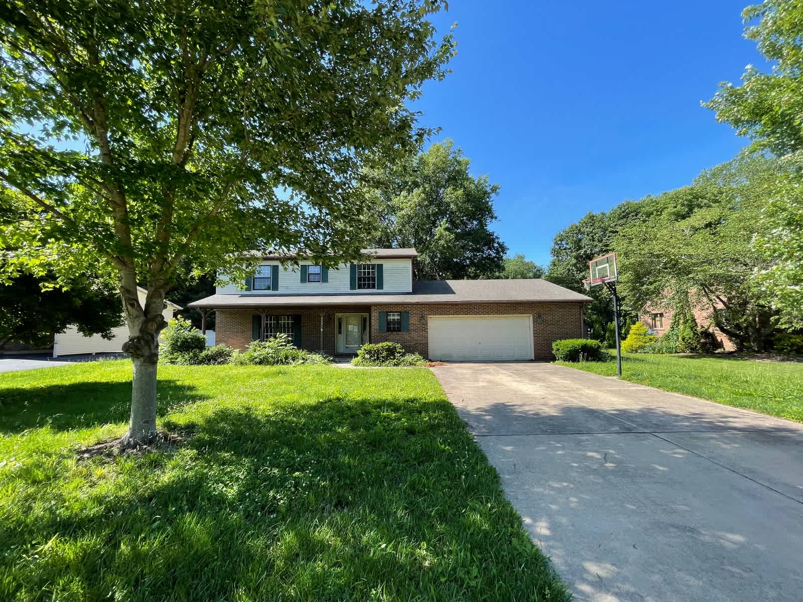 Single Family Home 4BR 2.1BA - 4441 Old Caseyville Rd, Belleville, IL