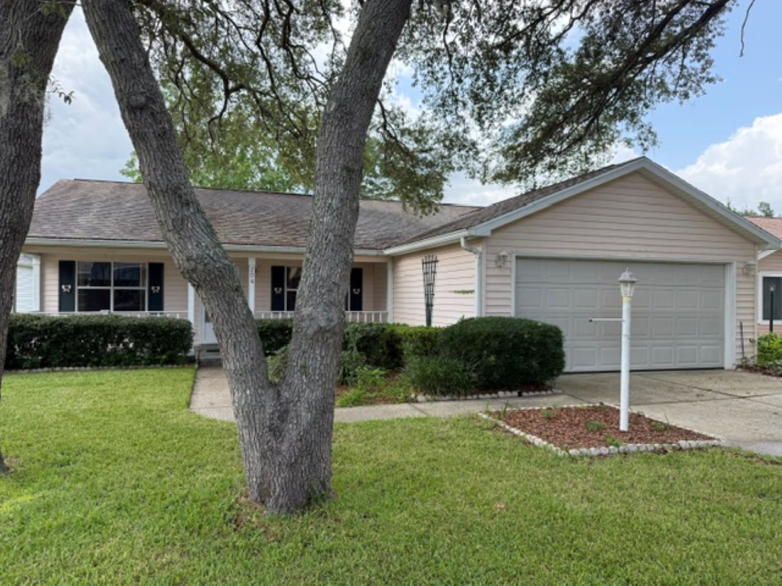 Photograph of 208 Aragon Ln, Lady Lake, FL 32159