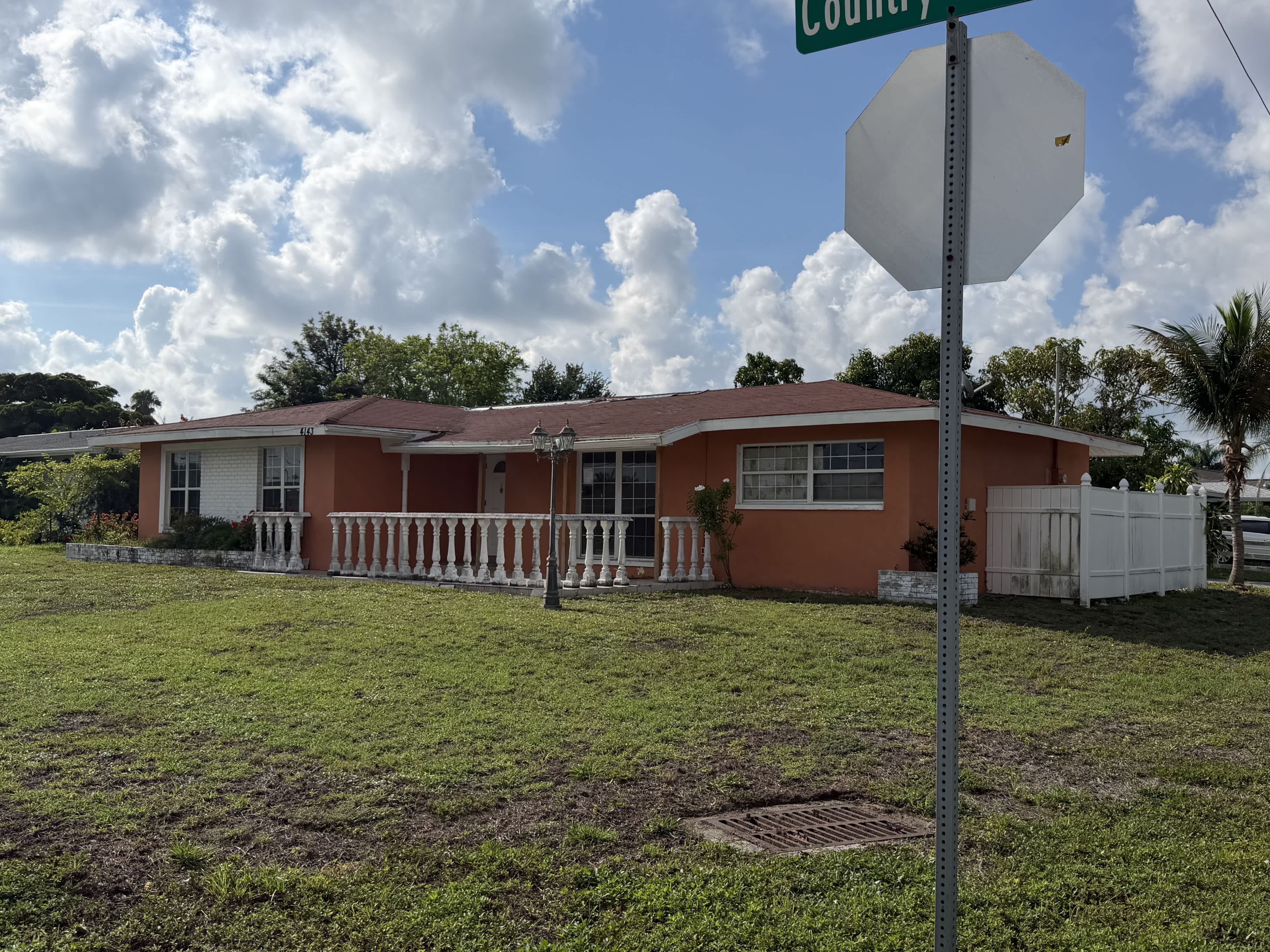 Single Family Home 3BR 2BA - 4143 Country Club Blvd, Cape Coral, FL