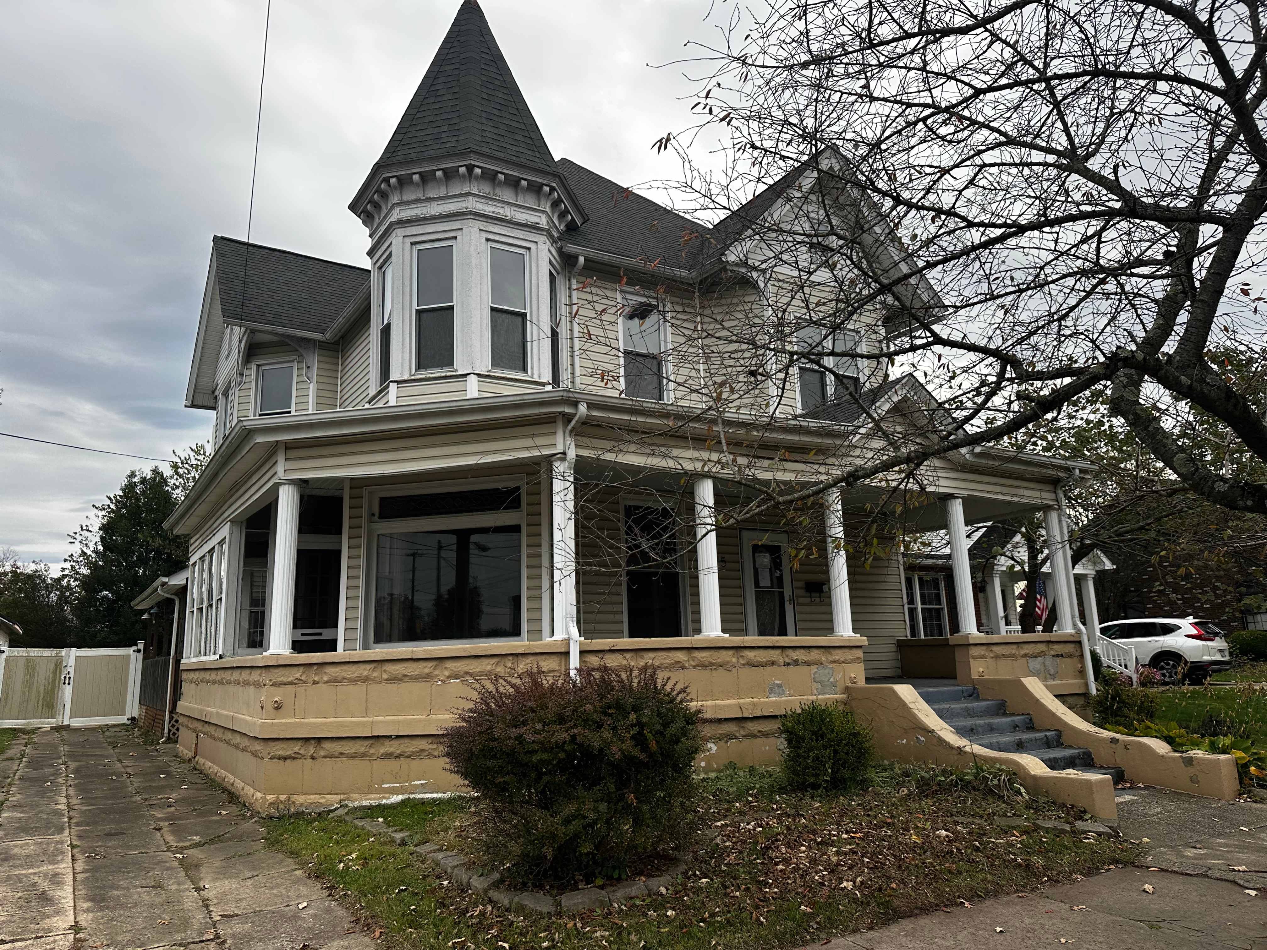 Single Family Home 4BR 2BA — 845 2nd Ave, Gallipolis, OH