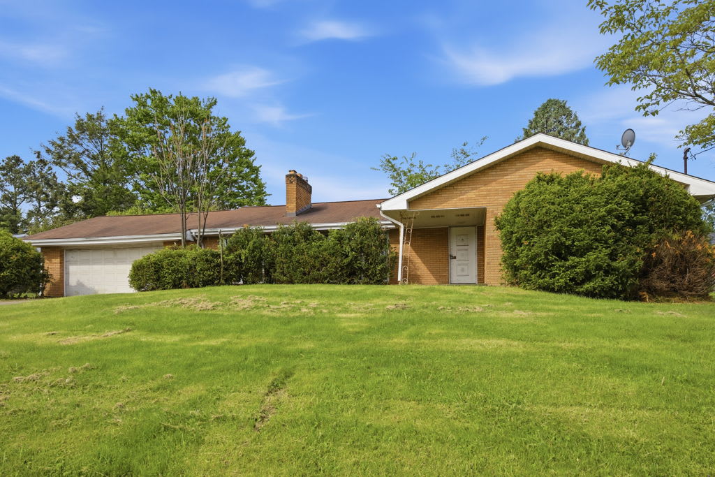Photograph of 4104 Burnsire Dr, Irwin, PA 15642