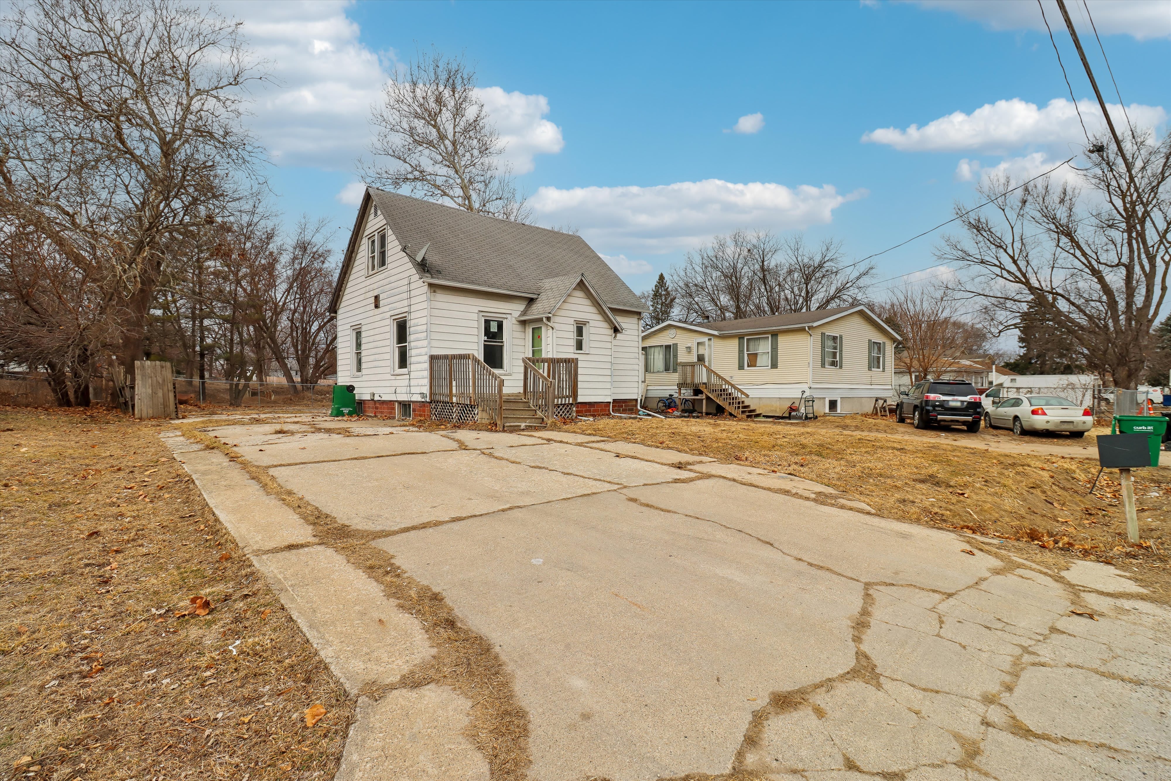 HUD Home — 4220 Ne 10th St, Des Moines, IA 50313 — photo 1
