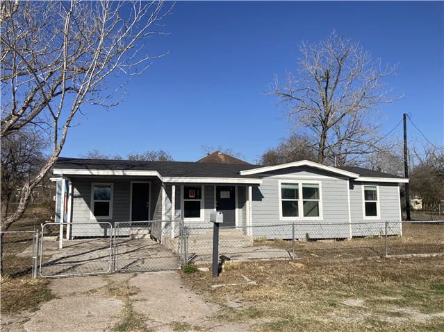 HUD Home — 600 W Saint Marys St, Mathis, TX 78368 — photo 1