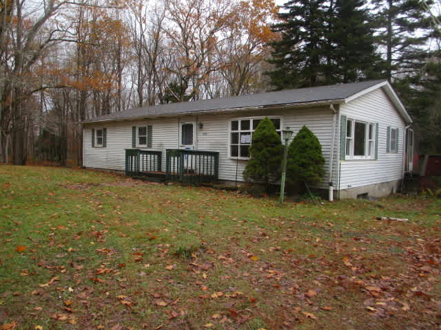 HUD Home — 137 Michigana Dr, Pocono Lake, PA 18347 — photo 1