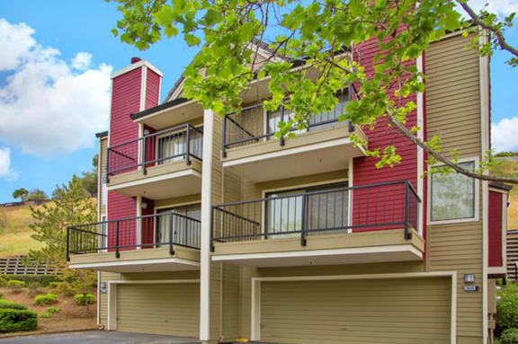 Kirker Creek l Apt Building Apt Building w/ Garage Apartments in Pittsburg, CA l Kirker Creek Apartments