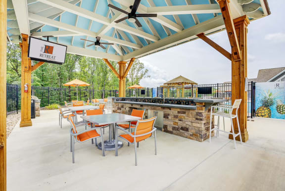 Outdoor Dinning Area at The Retreat Apartments, Roanoke, 24019