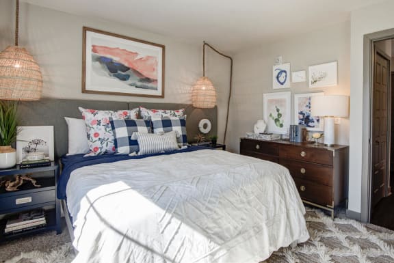 Large Comfortable Bedrooms With Closet at The Retreat Apartments, Virginia, 24019