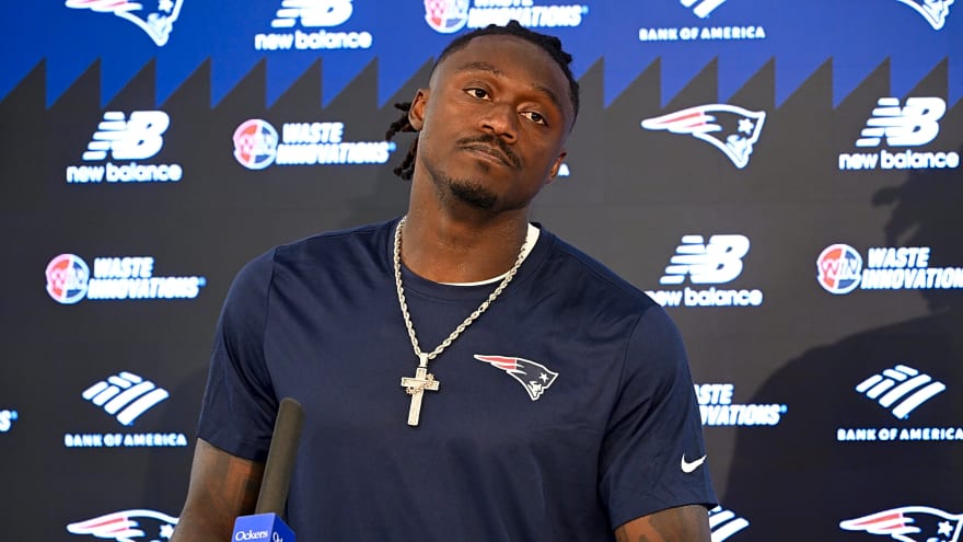 Patriots' A.J. Brown wants one adjustment from Drake Maye