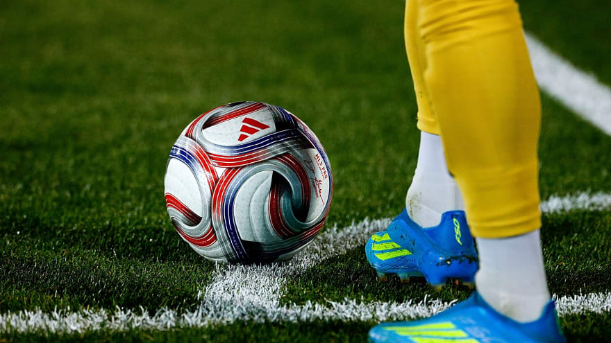 Ligue 1 giant will challenge Arsenal to sign Barcelona man