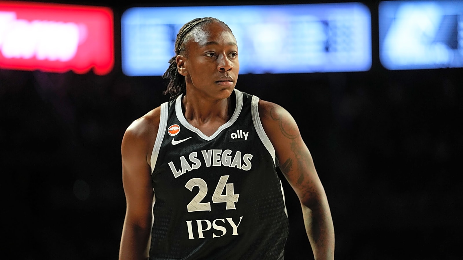 WNBA player gets crossed up so badly she loses her shoe | Yardbarker