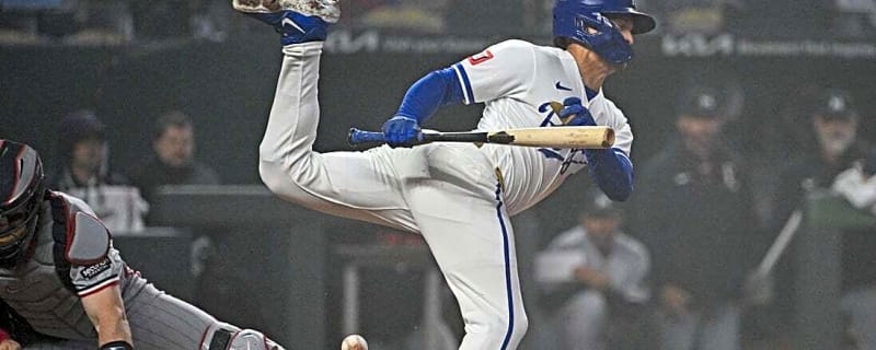 Royals LF Isaac Collins hurts knee on railing vs. Tigers