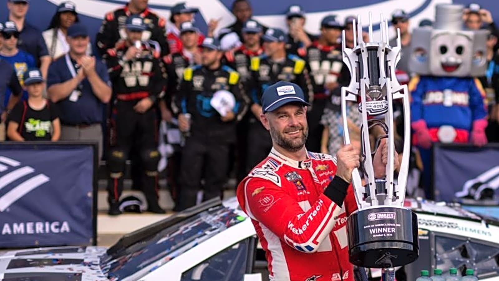 Shane Van Gisbergen Delivers Masterclass Performance at Charlotte Motor Speedway | Yardbarker