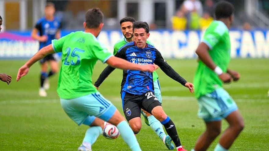 Sounders continue to shine on home turf, knock off Earthquakes