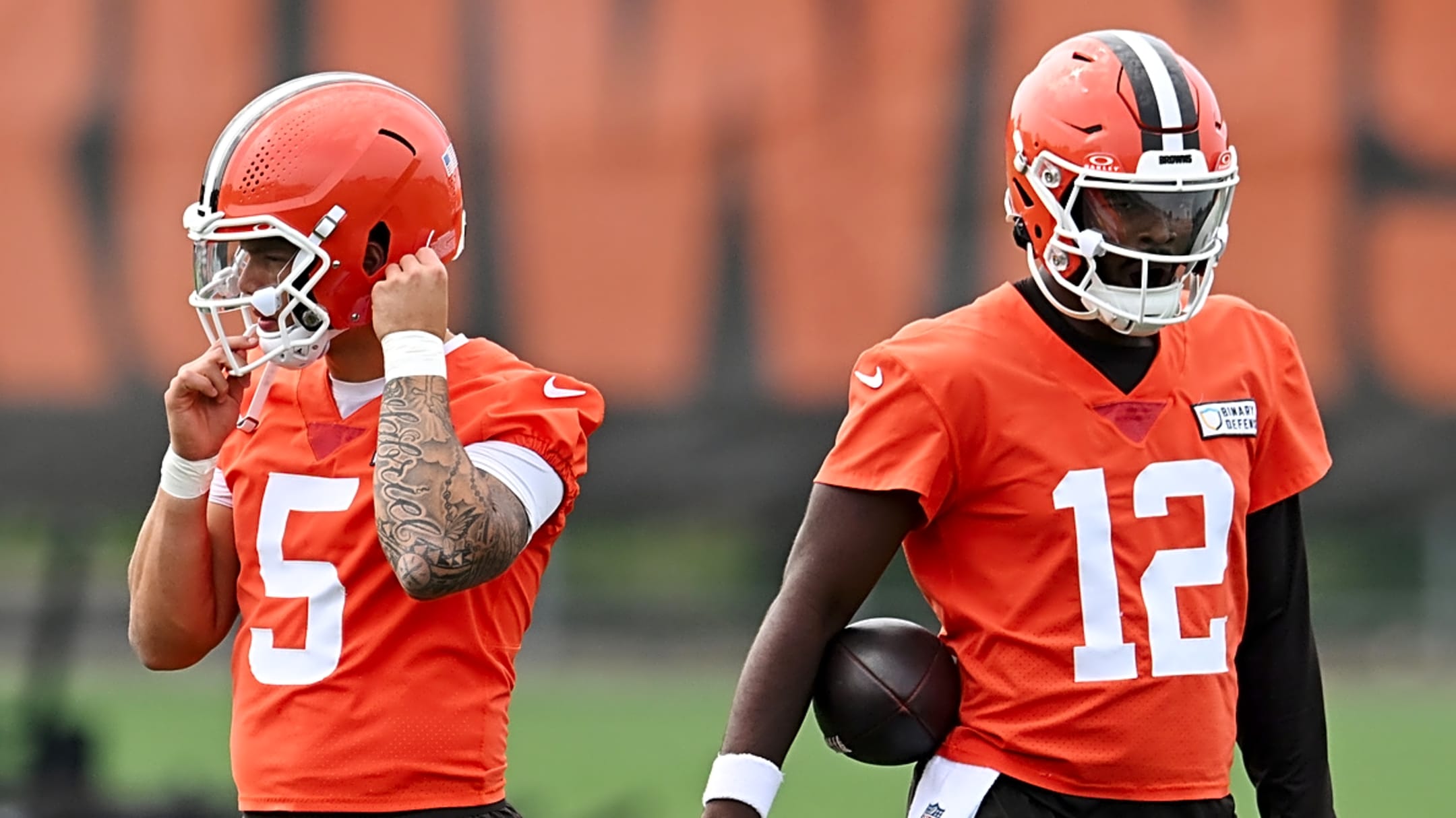 Who has 'slight edge' in Browns' Dillon Gabriel, Shedeur Sanders battle? |  Yardbarker