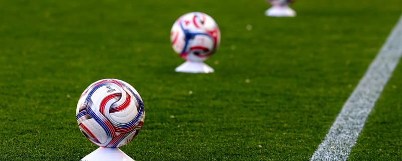 Arsenal and Man Utd are battling for experienced midfielder