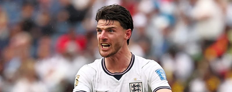 Should Declan Rice play as a right back for England?