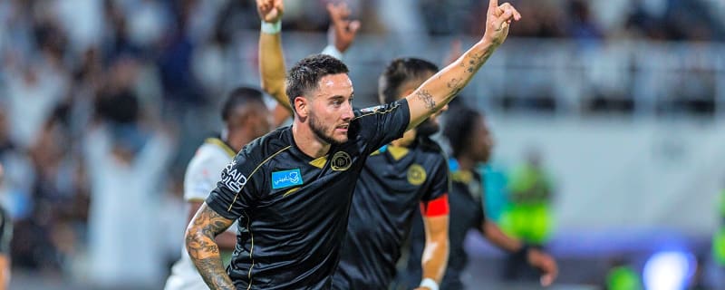 Former Arsenal star's refereeing: a rare incident ignites the Al-Ahli and Al-Shabab clasico