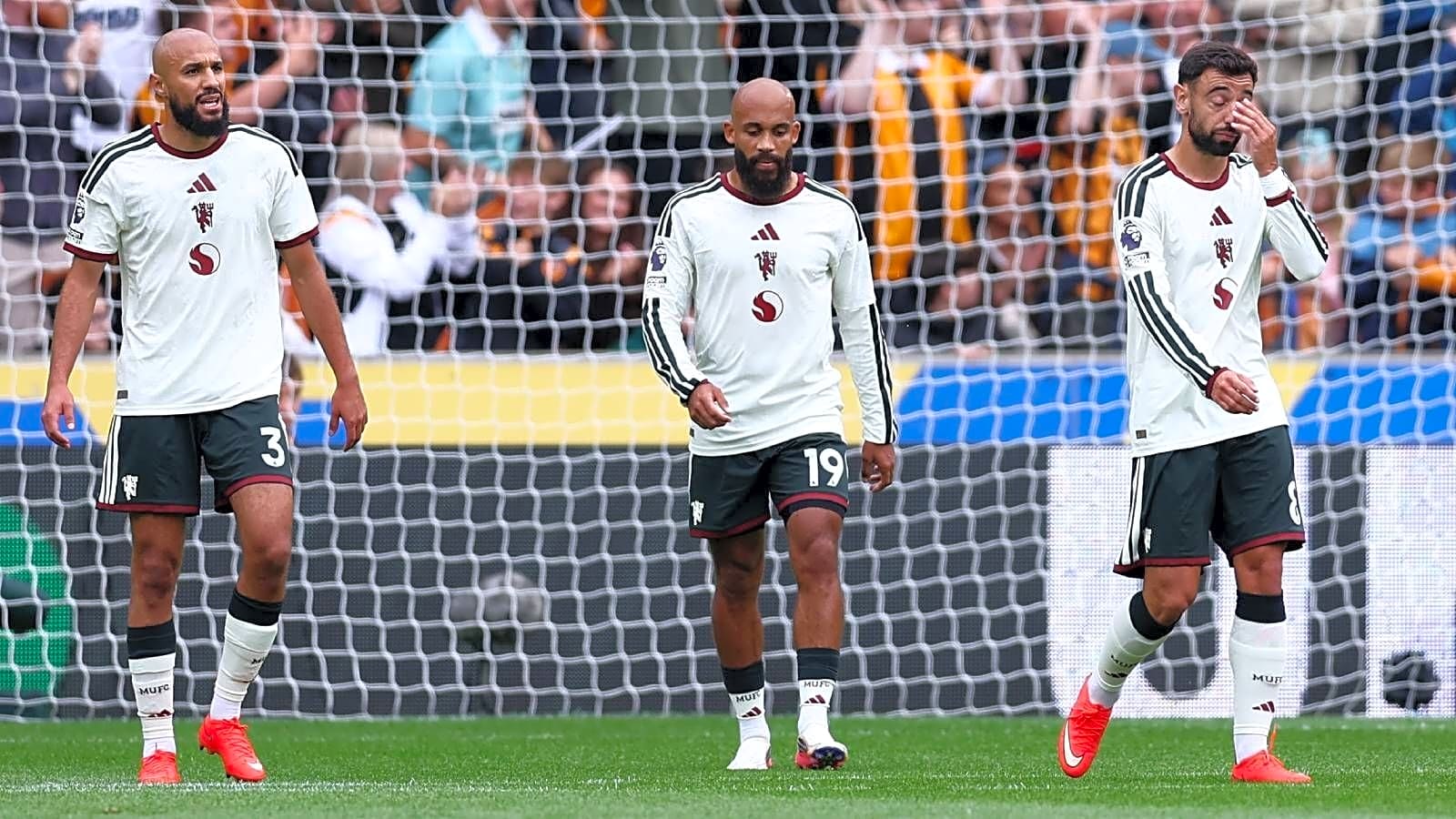 M.U nhận thêm tin sét đánh ngay sau thất bại ở vòng mở màn 1 Manchester United suffer major blow as Amad Diallo faces six-week layoff following ankle injury in training | Yardbarker