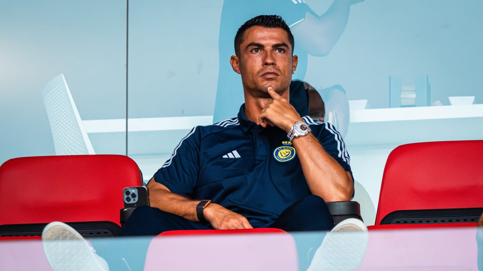 Tin chuyển nhượng trưa 14/8: Al Nassr thanh lý hợp đồng Ronaldo; Man Utd bất ngờ mua Alphonso Davies