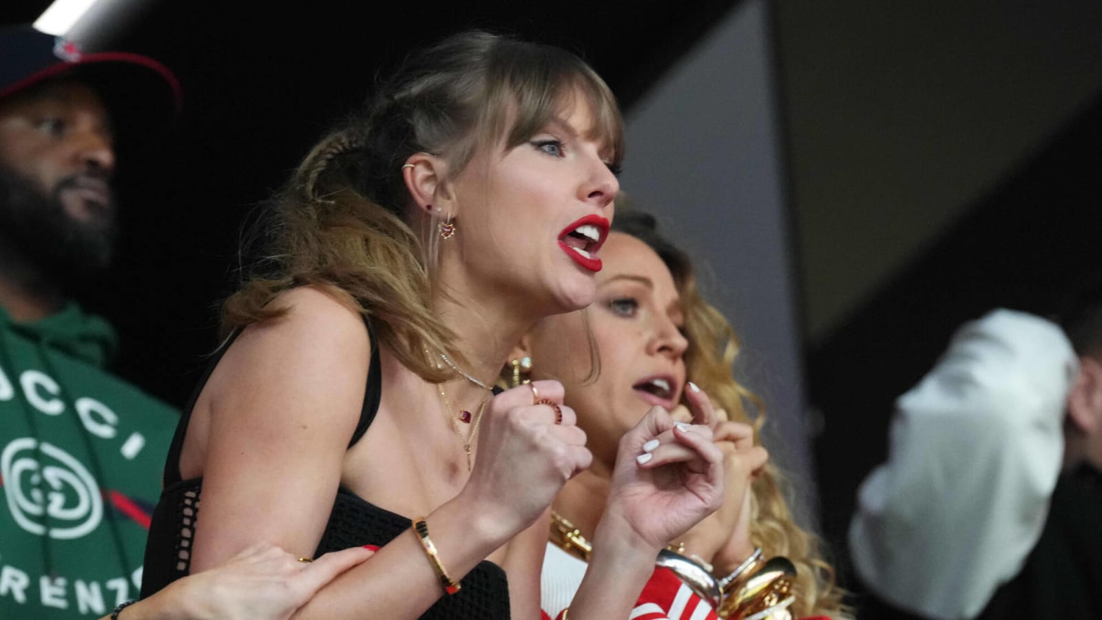 Taylor Swift proves she's one of us with epic beer-chugging moment in Super  Bowl LVIII | Yardbarker