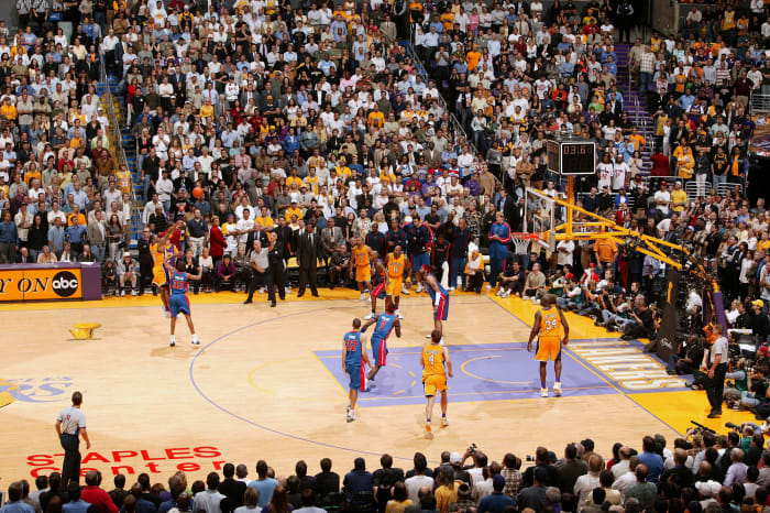 Kobe Bryant's 40 greatest moments - latest sports news Stops the bleeding against the Detroit Pistons