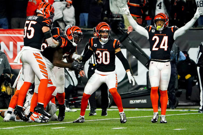 Cincinnati defense steps up to end three-decade drought