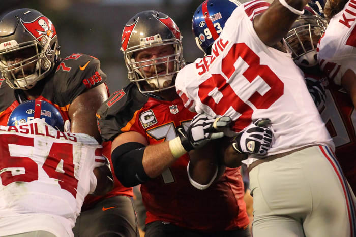 2014: Patriots deal away All-Decade guard