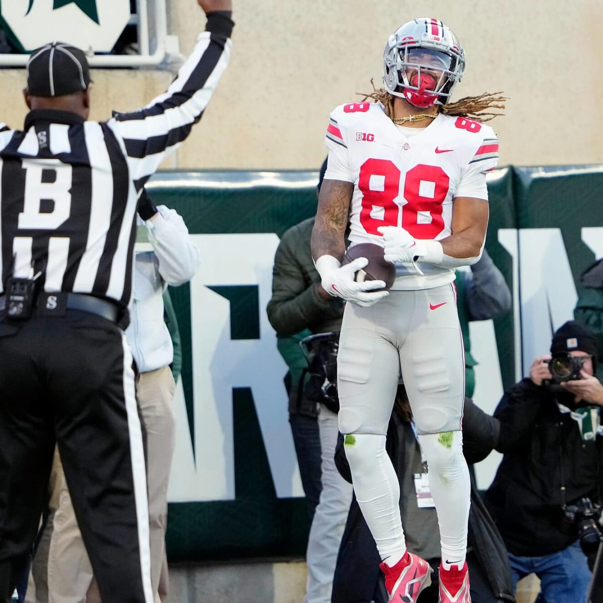 Watch: Ohio State TE headbutts Michigan player | Yardbarker Watch: Ohio State TE headbutts Michigan player | Yardbarker