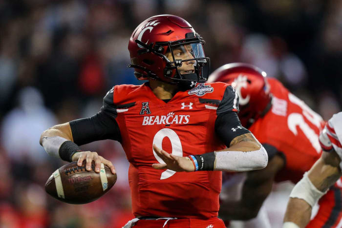 Draft simulado de la NFL de primera ronda de 2022 27 Detroit Lions (vía Rams): Desmond Ridder, mariscal de campo, Cincinnati