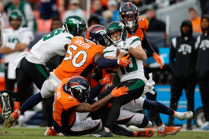 Dominant Broncos defense a footnote amid chaos