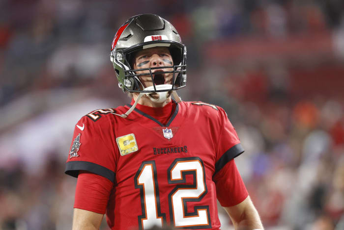 Bucs O-line allows for smooth Tom Brady outing