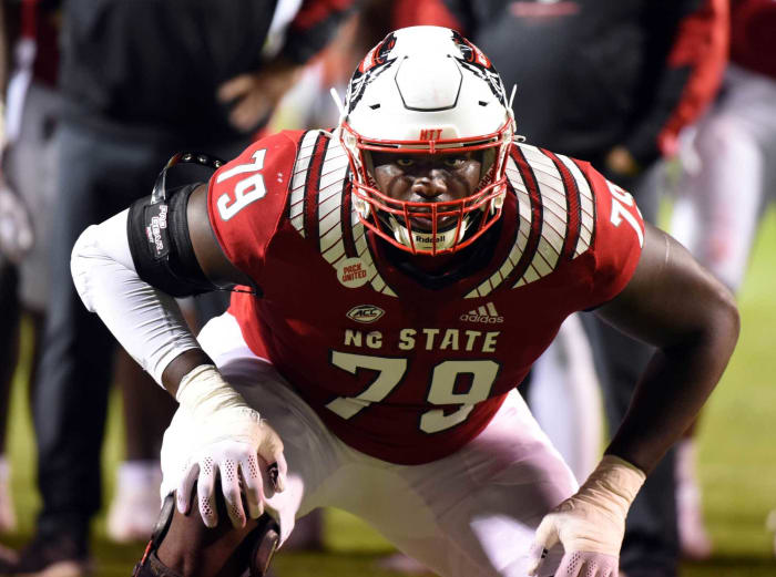 Draft simulado de la NFL de primera ronda de 2022 14 Cuervos de Baltimore: Ikem Ekwonu, OT, Estado de Carolina del Norte