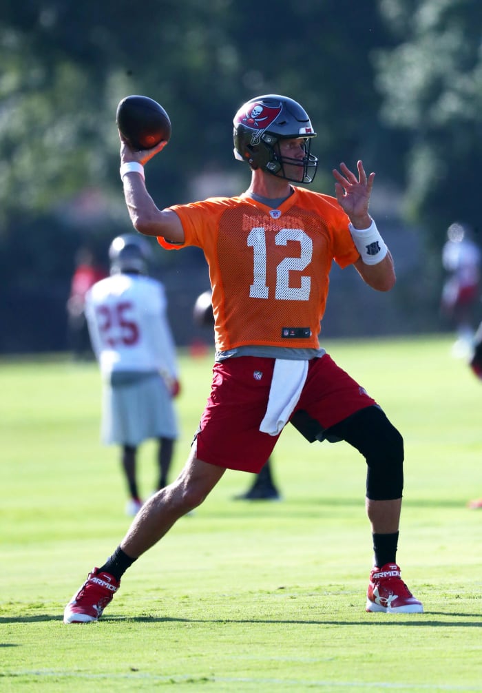 Brady signs with the Bucs