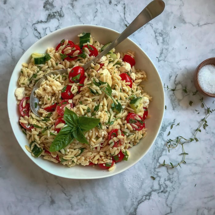 ensalada de orzo caprese